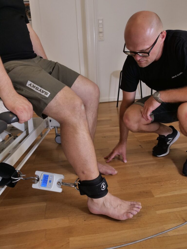 Fysioterapeut tester muskelstyrke i knæ og hofte hos Fysio360 i København